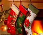 Dekorasyonu ile Noel çorapları ve baca duvarda asılı